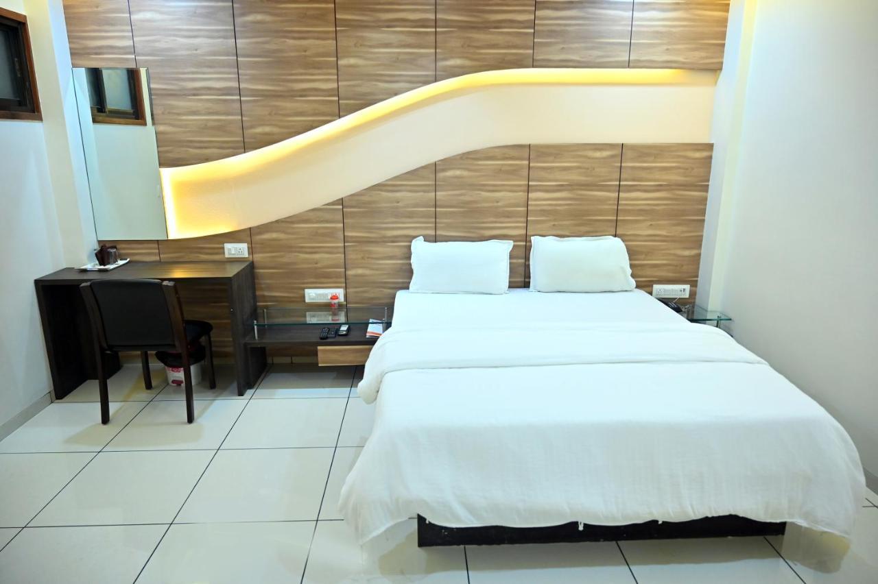 Umargām Hotel Aaram מראה חיצוני תמונה