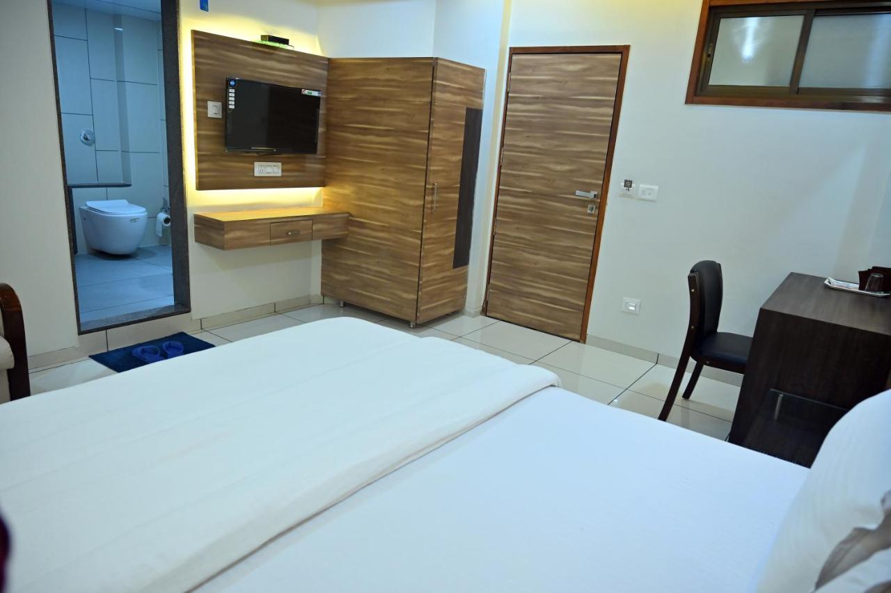 Umargām Hotel Aaram מראה חיצוני תמונה