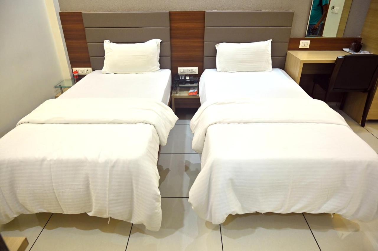Umargām Hotel Aaram מראה חיצוני תמונה