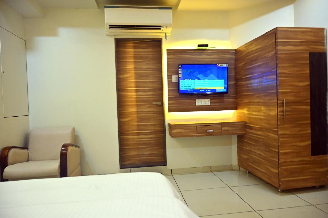Umargām Hotel Aaram מראה חיצוני תמונה