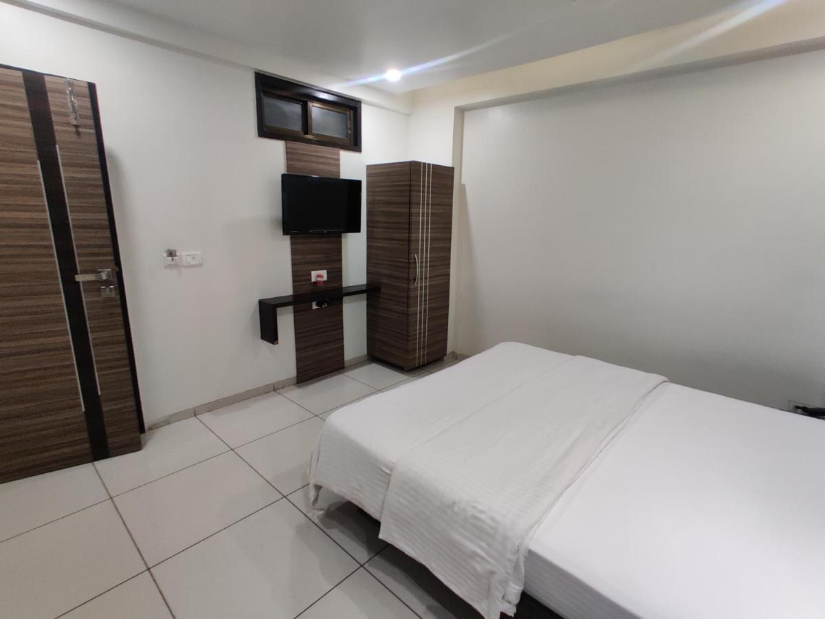 Umargām Hotel Aaram מראה חיצוני תמונה