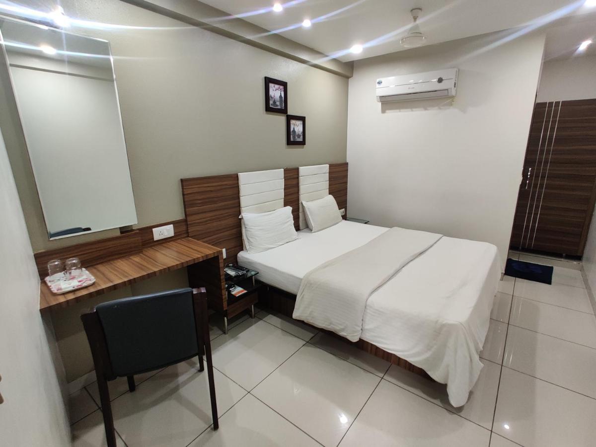 Umargām Hotel Aaram מראה חיצוני תמונה