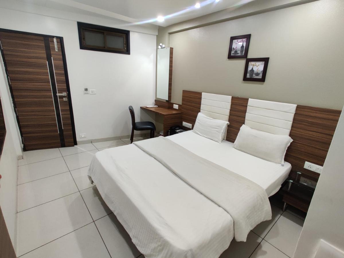 Umargām Hotel Aaram מראה חיצוני תמונה