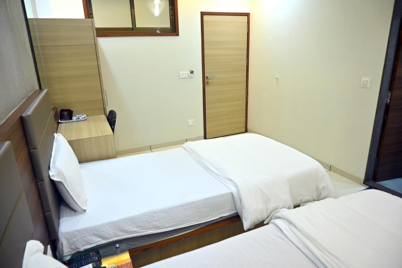Umargām Hotel Aaram מראה חיצוני תמונה