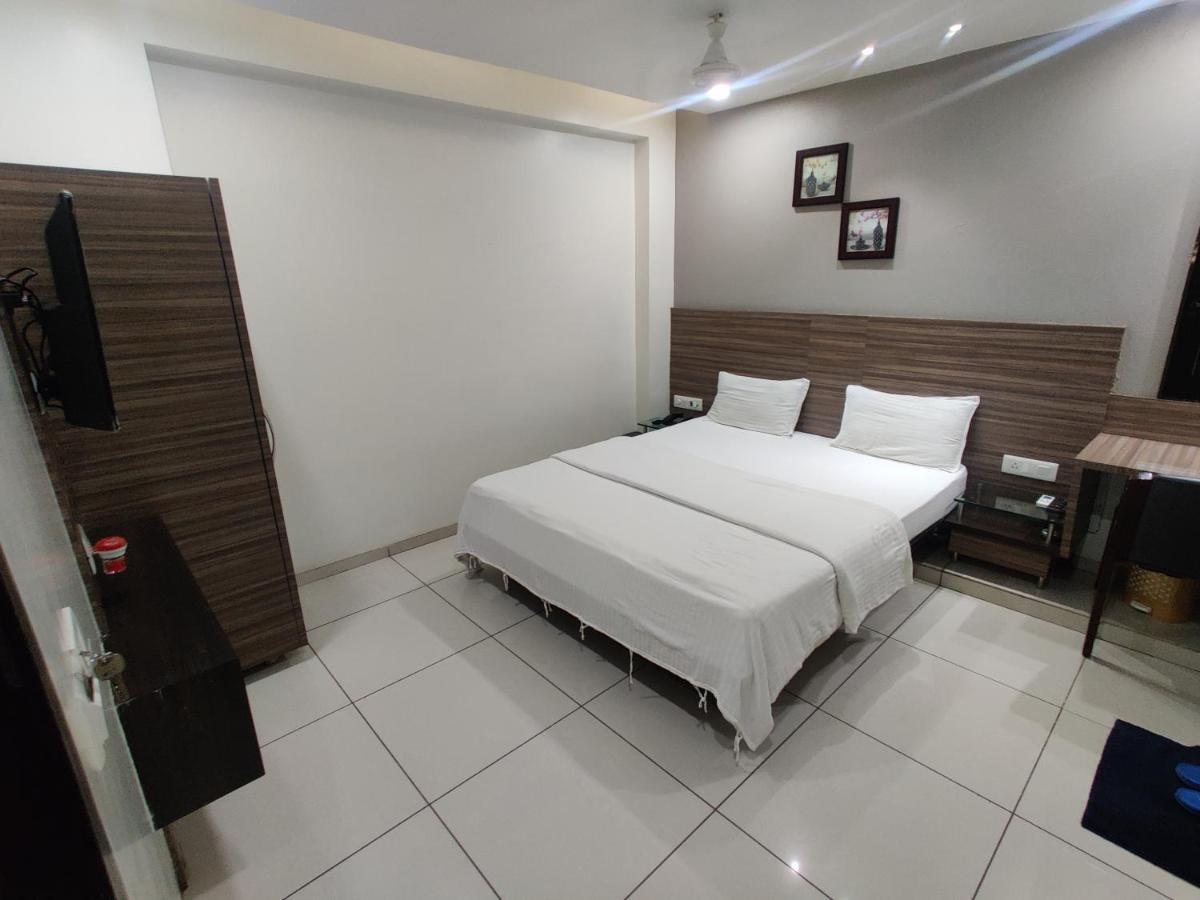 Umargām Hotel Aaram מראה חיצוני תמונה
