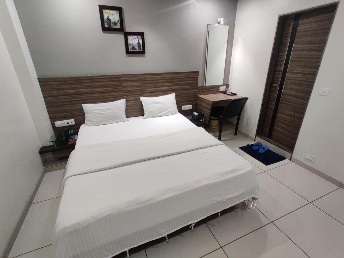 Umargām Hotel Aaram מראה חיצוני תמונה